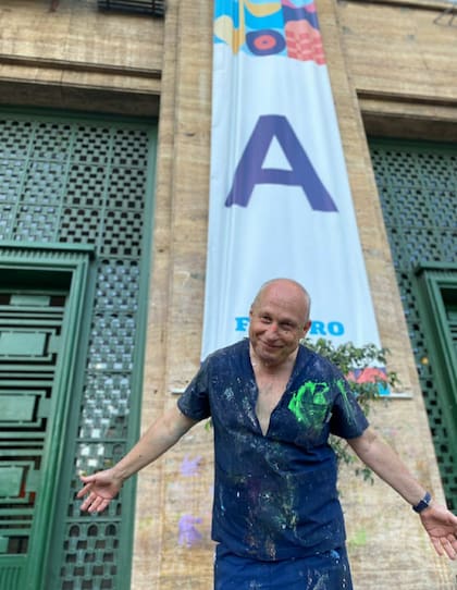 La foto que acompañó el tuit de Emilio: festejando y con una sonrisa tras recibirse de médico