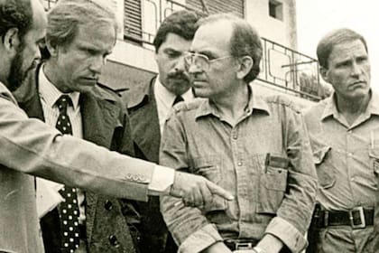 La foto polémica: emitida en el programa Odisea Argentina (LN+) fue tomada durante un reconocimiento judicial en la causa contra el clan Puccio el 23 de febrero de 1988. En segundo plano, Alberto Fernández