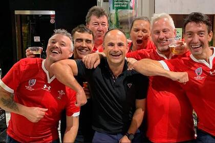 La foto con hinchas galeses que circuló en las redes e incriminó a Jaco Peyper antes de las semifinales de Japón 2019