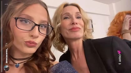 La foto que compartió Amelia con su madre durante la noche