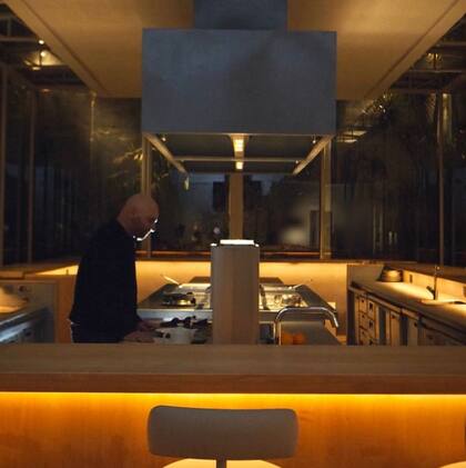 La foto que compartió el chef Germán Martitegui en la cocina de su casa. Foto: @germanmartitegui.