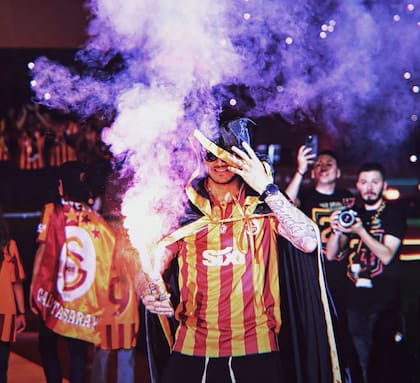 La foto que compartió Mauro a modo de recuerdo con la camiseta del Galatasaray