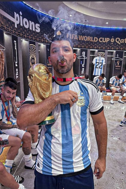 La foto que eligieron los seguidores de Kun Agüero para su foto de perfil de Twitter resultó ser la que él se encuentra con la copa y fumando un habano
