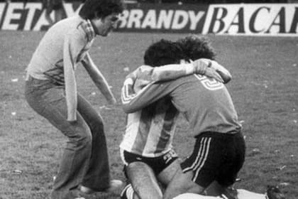 La foto que ilustró la tapa de ''''''''El Gráfico'''''''' con la leyena ''''El abrazo del alma''''