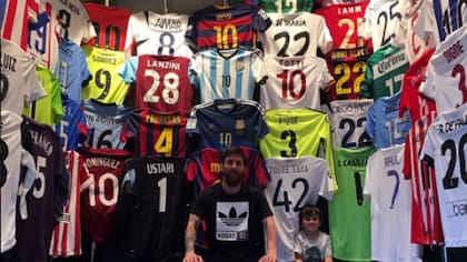 La foto que la Pulga publicó en las redes sociales, junto a uno de sus hijos y su colección de camisetas