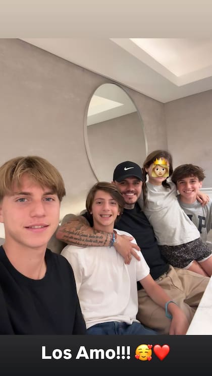 La foto que Mauro subió con lValentino, Benedicto y Constantino López y también con su hija mayor, Francesca Icardi (Foto: Instagram