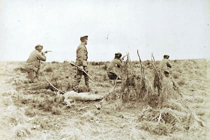 La foto que muestra a Popper comandando una masacre de nativos selk’man y que el rumano empleó para ilustrar su conferencia de 1887 en Buenos Aires