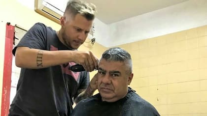 La foto que publicó Tapia, cortándose el pelo