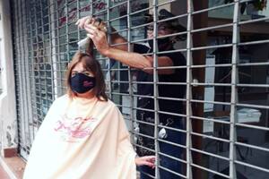 Peluquería take away: atendió en plena calle para sortear las restricciones