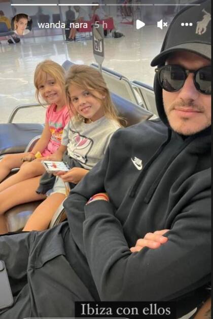 La foto que publicó Wanda en sus historias de Instagram, donde se ve a Mauro Icardi, Isabella y Francesca en el aeropuerto y la leyenda que escribió la empresaria: "Ibiza con ellos"