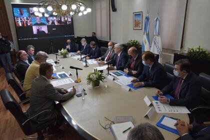 La foto que se difundió de la reunión de Domínguez el martes pasado con la Mesa de Enlace. En el margen izquierdo se puede observar la imagen de la Virgen de Luján