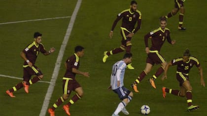 La foto que se hizo viral de Messi rodeado de venezolanos es falsa: cortaron a Dybala e Icardi