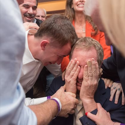 La foto que se hizo viral del abrazo entre Nicanor y Diego tras los resultados del domingo 26 de octubre