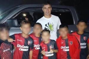 La foto que se sacaron seis chicos de Newell's con el futbolista de Rosario Central Ignacio Malcorra