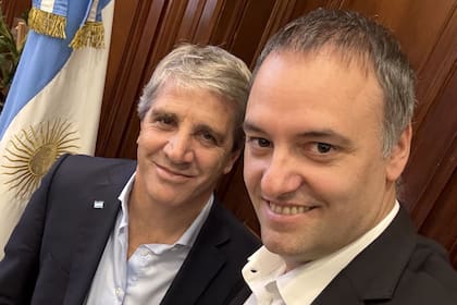 La foto que se tomaron en la previa del anuncio Caputo y Adorni