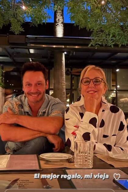 La foto que subió Benjamín Vicuña a sus historias de Instagram y que causó furor entre sus seguidores por el parecido de su madre con una famosa argentina