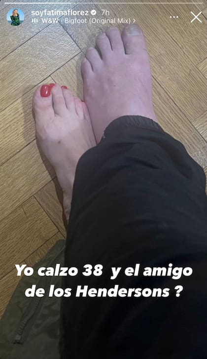 La foto que subió Fátima Florez en la que mostró los pies de su pareja, Javier Milei, y observó la diferencia de tamaño entre ambos. "Calzo 38", escribió