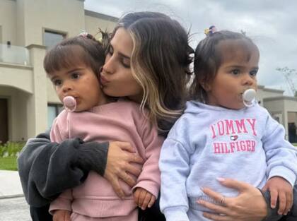 La foto que subió Julieta Poggio junto a las gemelas