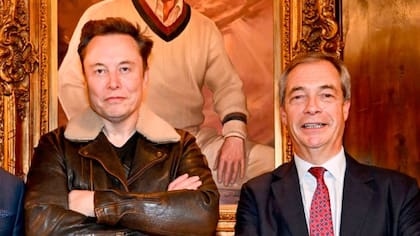 La foto que subió Musk de su encuentro con Farage, delante de un cuadro de un joven Donald Trump (Red X)