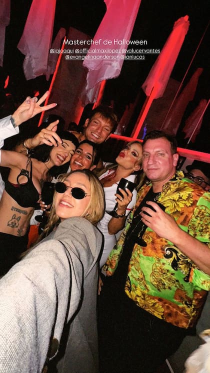 La foto que subió Sofi Martínez con algunos famosos de MasterChef en Halloween