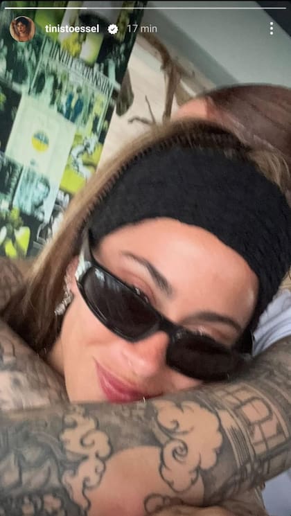 La foto que subió Tini en brazos de Young Miko