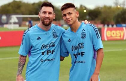 La foto que todos quieren tener ya está en poder de Claudio: con Lionel Messi; integrar el seleccionado mayor es el anhelo pendiente de Echeverri.