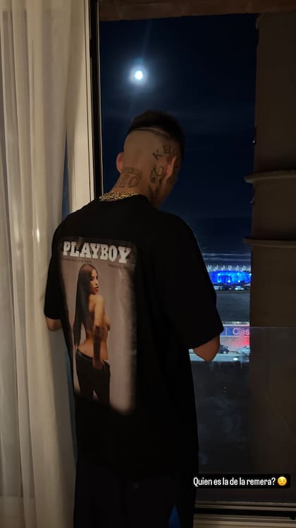 La foto que tomó Dakota de L-Gante con una imagen estampada en la remera