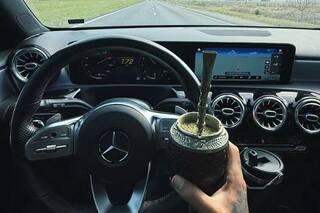 A 170km/h, tomando mate y por el medio de la ruta: la foto de un futbolista argentino que despertó polémica