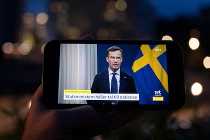 La foto tomada el 28 de septiembre de 2023 en Sundbyberg, cerca de Estocolmo, muestra una transmisión en vivo del primer ministro sueco, Ulf Kristersson, mientras se dirige a la nación con respecto a la última ola de actos criminales en Suecia. 