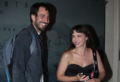 La foto viral de la pareja que despertó el debate sobre si está bien llevar una mochila a una cita