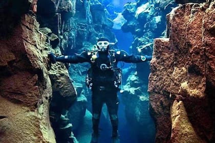 La foto viral de un buzo en Islandia, mientras tocaba las placas tectónicas de América y Europa