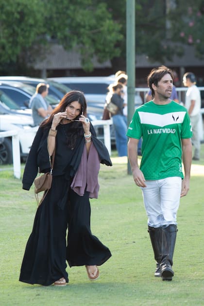 La fotógrafa Ana Fernández
(en total black) y Santiago Cernadas, rumbo a los
palenques.