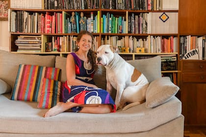 La fotógrafa Gaby Messina junto a Walter, su gran compañero.