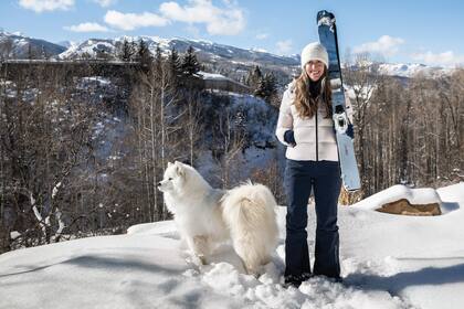 La fotógrafa posa junto a 22,
una samoyedo blanca que tiene
su propia cuenta de Instagram
(@22a_million) en Aspen, el lugar
donde vive y donde tiene su galería
de arte. “Todas las mañanas
subo a la montaña, aunque sea
una hora, para aprovechar la
posibilidad maravillosa de tenerla
para mí”, nos cuenta.