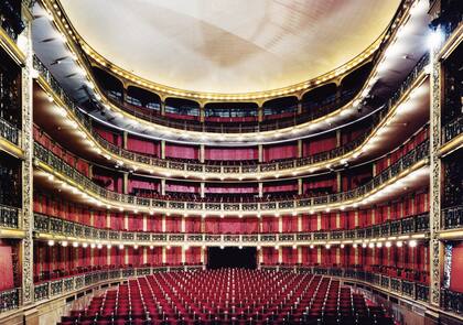 La fotógrafa retrató en 2006 edificios célebres porteños. “Cuando vine por primera vez a Buenos Aires, me sorprendió su fuerza y su poder o, más bien, la fuerza y el poder aún presentes, sin caer en la trampa de la nostalgia"