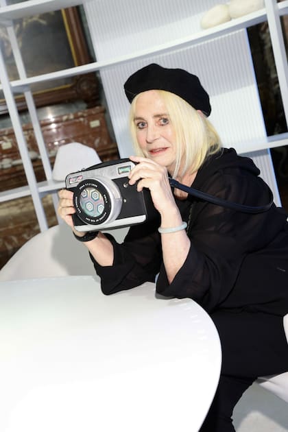 La fotógrafa Vicky Aguirre, con su original cartera de cámara