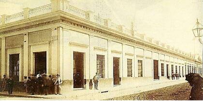 La fotografía, c. 1900, muestra la esquina de Bolívar y Moreno. Sobre esta última calle, al fondo se observan los dinteles más altos y un frontis triangular pertenecientes a Moreno 550.