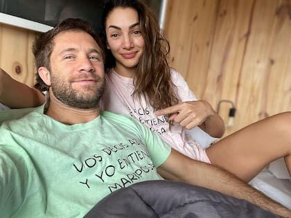 La fotografía de Fardín y Riera desde la cama y con el llamativo mensaje de su remera