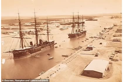La fotografía de la entrada al Canal de Suez, pero en 1882