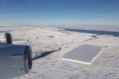 La fotografía de un iceberg publicada por la NASA causó furor en las redes sociales por la extraña forma del enorme bloque de hielo