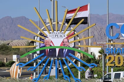 La fotografía muestra una cartelera con los retratos del presidente de Estados Unidos, Donald Trump (izq.), y del presidente egipcio, Abdel Fattah al-Sisi, frente al centro de conferencias, antes de la Cumbre por la Paz de Sharm el-Sheikh