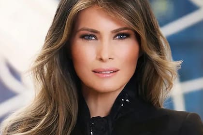 La fotografía oficial de Melania Trump muestra una mirada dura