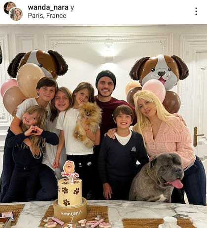 La fotografía que subió la pareja en sus redes sociales: rodeados en familia y con sus dos mascotas