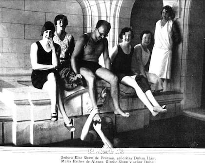 La fotografía, tomada en la pileta cubierta de la mansión, fue publicada en la revista Caras y Caretas, "Señora Elsa Shaw de Pearson, señoritas Duhau Harr, María Esther de Álzaga, Giselle Shaw y Señor Duhau", dice el epígrafe.