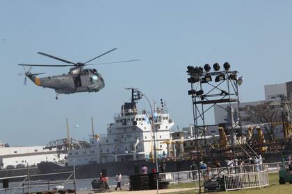 La Fragata aguarda a varias millas de la costa a pocas horas del show