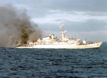 La fragata británica HMS Ardent sucumbió luego de ser atacada por la Fuerza Aerea Argentina y los seis Skyhawk A-4Q de la Aviación Naval Argentina el 21 de mayo