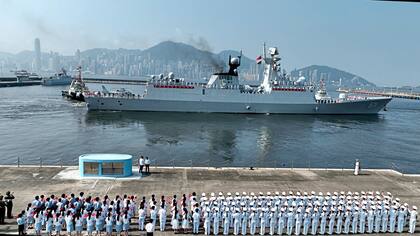 La fragata de misiles Yuncheng abandona el muelle de la base naval de Hong Kong (Archivo)