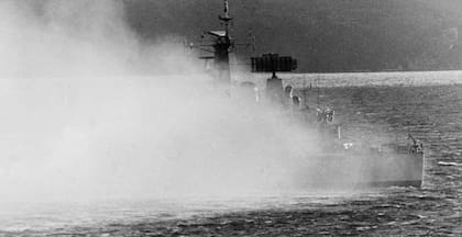 La fragata del Royal Navy HMS Argonaut trata de controlar su incendio a bordo luego de ser alcanzada en el estrecho de San Carlos por la escuadrilla "Leo" el 21 de mayo de 1982.