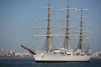 La Fragata Libertad arribó ésta mañana al puerto de Mar del Plata y podrá ser visitada por el público a partir del 14 de enero