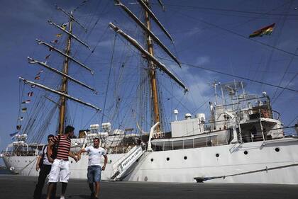 La Fragata Libertad, en una escala de su travesía por diferentes puertos del mundo